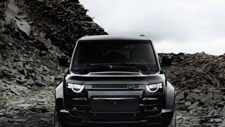 لاندروفر-ديفندر-أوكتا-بلاك-سوبركار-في-هيئة-SUV-أو-عرض.jpg