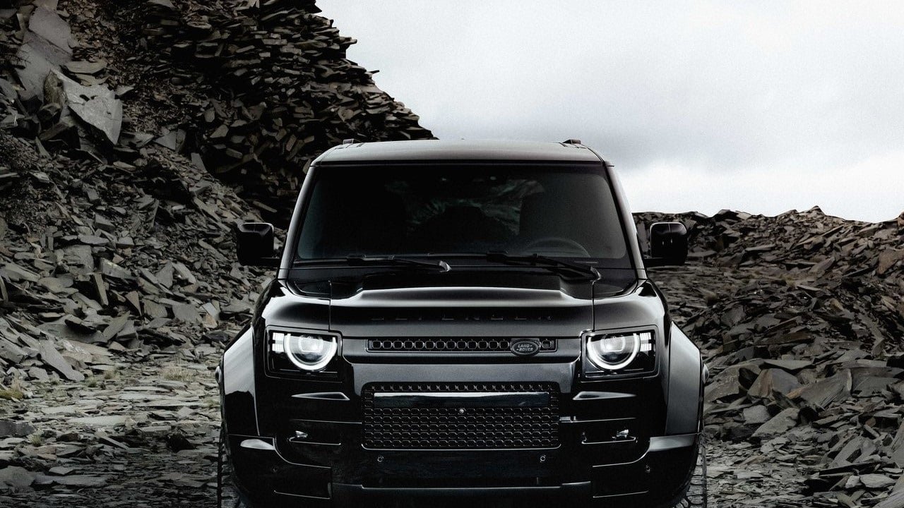 لاندروفر-ديفندر-أوكتا-بلاك-سوبركار-في-هيئة-SUV-أو-عرض.jpg
