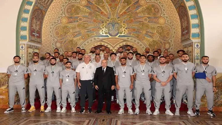 بعد-التأهل-للمونديال-10-صور-لتكريم-الرئيس-الجزائري-للاعبي-المنتخب.webp.webp
