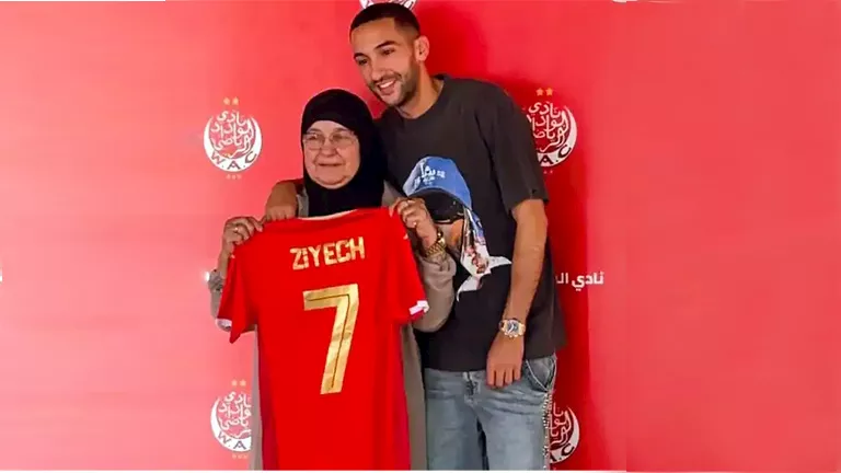 حكيم-زياش-برفقة-والدته-في-حفل-تقديمه-لاعباً-بصفوف-الوداد.webp.webp