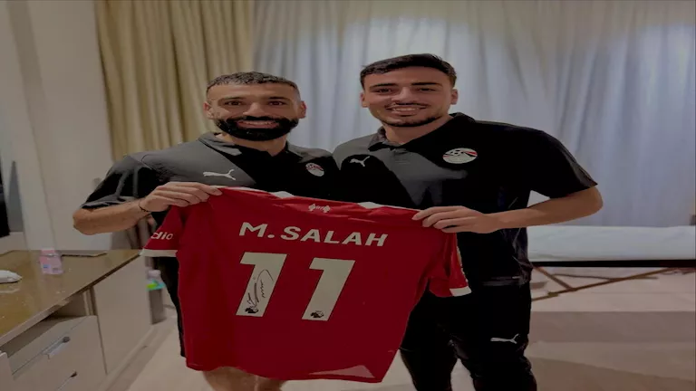 محمد-صلاح-يهدي-قميصه-لثنائي-منتخب-مصر.webp.webp