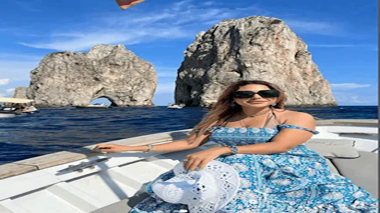 21-صورة-لعمرو-السولية-وزوجته-وبناتهم-احتفالا-بالكريسماس.webp.webp