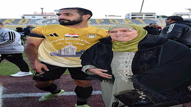 7-صور-للقطة-إنسانية-بين-لاعب-الإنتاج-الحربي-ووالدته-في.webp.webp
