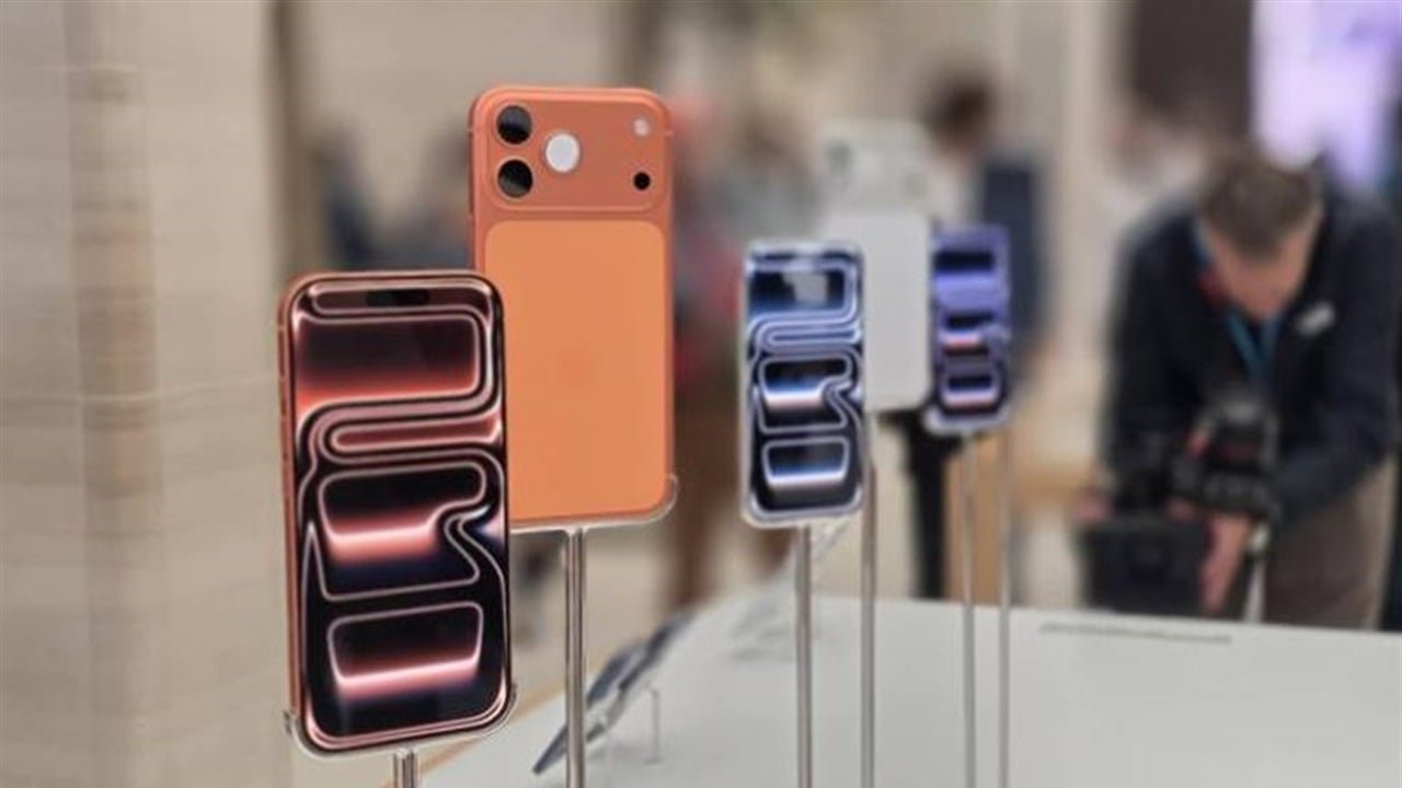 أبل-تقترب-من-رقم-قياسي-ايفون-17-يقود-الانتعاش-في.jpg