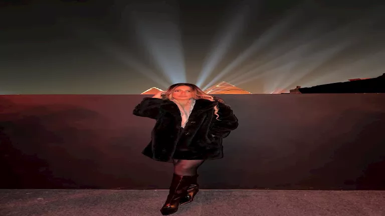 بجانب-الأهرامات-5-صور-لزوجة-عمرو-السولية.webp.webp