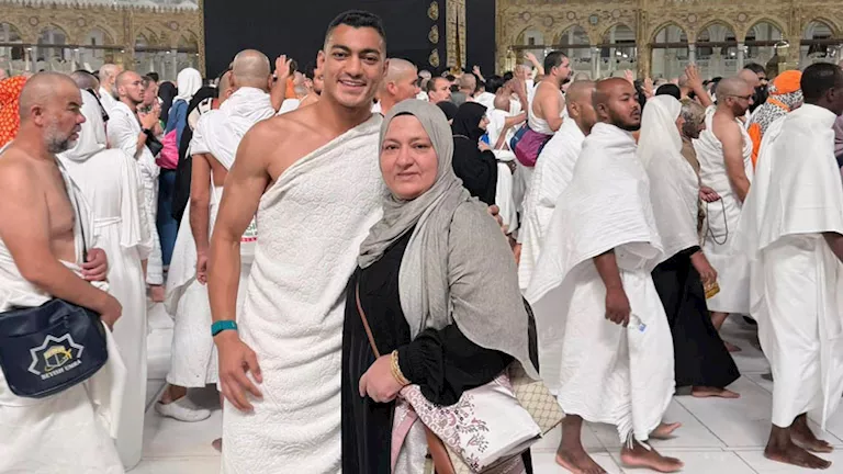 قبل-أمم-أفريقيا-مصطفى-محمد-يؤدي-مناسك-العمرة-رفقة-والدته.webp.webp
