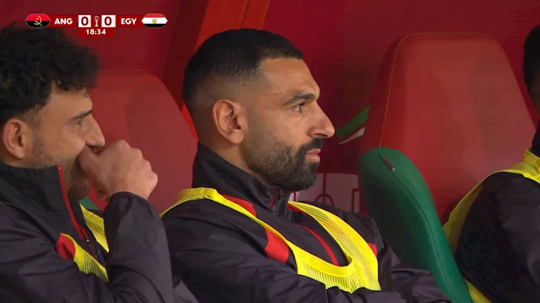 لقطة-طريفة-بين-محمد-صلاح-وإمام-عاشور-في-مباراة-مصر.webp.webp