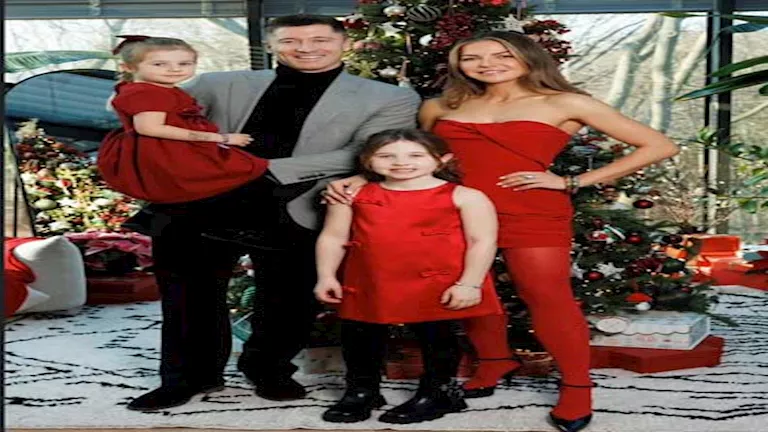 ليفاندوفسكي-يحتفل-بالكريسماس-مع-زوجته-واطفاله-صور.webp.webp