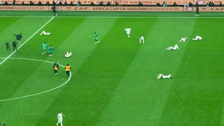 15-صورة-لانهيار-لاعبي-المغرب-بعد-الهزيمة-أمام-السنغال-في.webp.webp