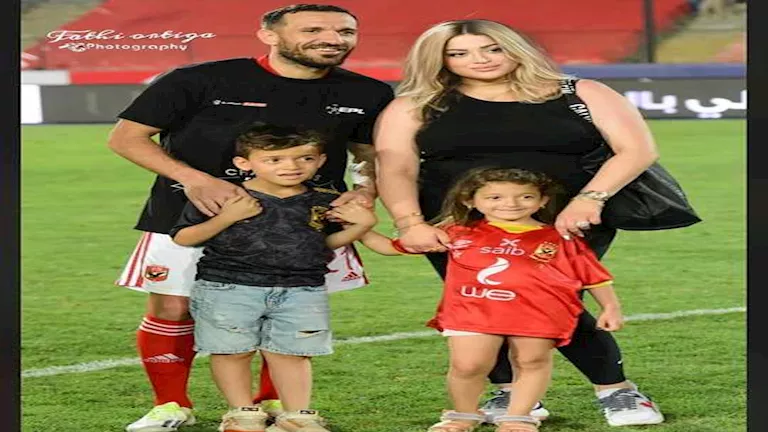 25-صورة-ترصد-أجمل-اللحظات-الرومانسية-بين-علي-معلول-وزوجته.webp.webp