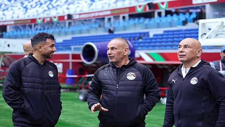 الجهاز-الفني-لمنتخب-مصر-يتفقد-أرضية-ملعب-مباراة-السنغال.webp.webp