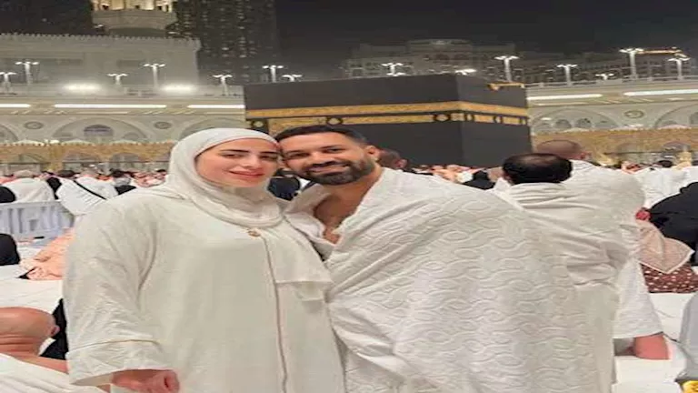حسني-عبد-ربه-يؤدي-مناسك-العمرة-رفقة-زوجته.webp.webp