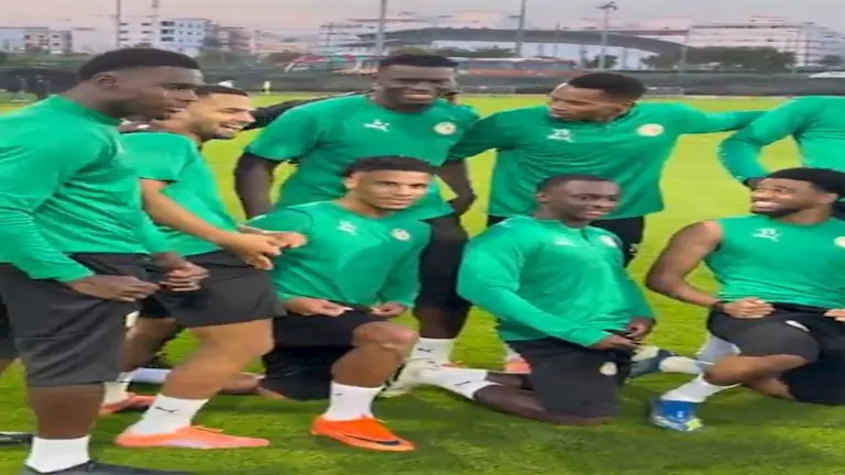 في-جيبنا-13-صور-مثيرة-للجدل-من-لاعبي-منتخب-السنغال.webp.webp