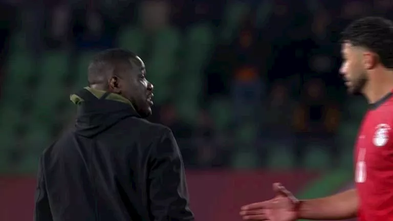 لقطة-مثيرة-للجدل-بين-لاعب-منتخب-مصر-ومدرب-كوت-ديفوار.webp.webp