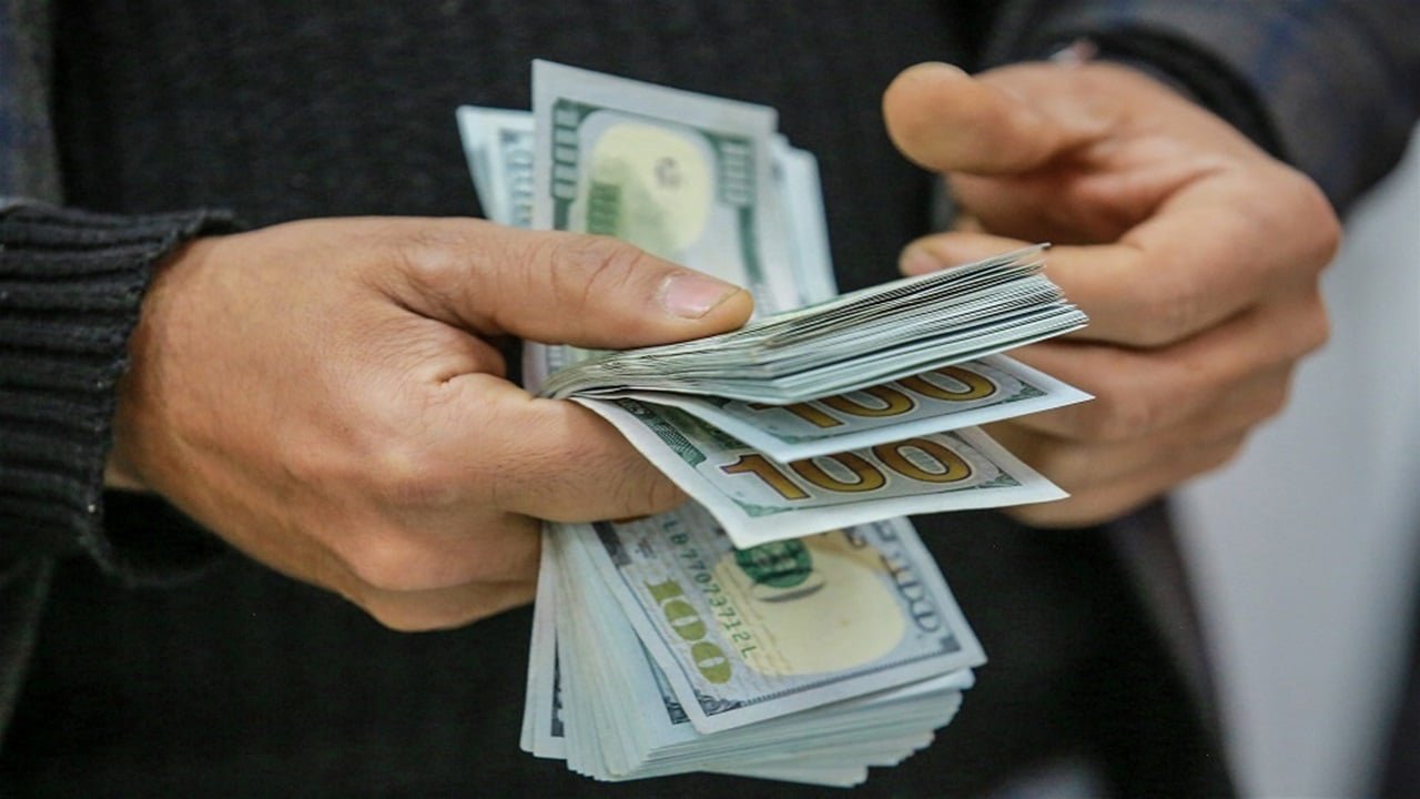 مصادر-إجراءات-ومعالجات-لخفض-أسعار-الدولار-امام-الدينار-في-الأسواق.jpg
