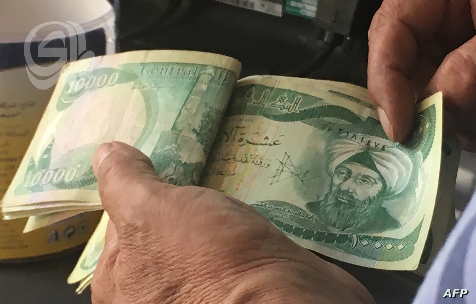 تخفيض-الرواتب-يغرق-العراق-في-الركود.jpg