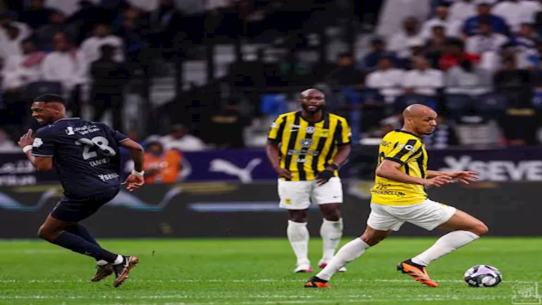 طرد-وهدف-مبكر-الهلال-يفقد-الصدارة-بتعادل-مثير-في-قمة.webp.webp