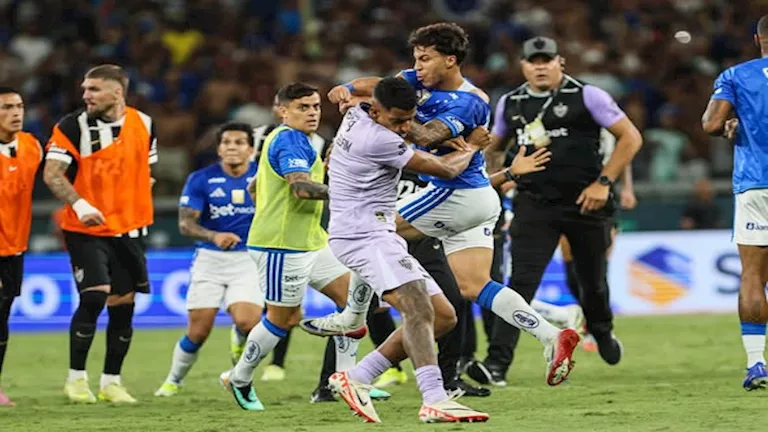 23-بطاقة-حمراء-نهائي-كروزيرو-وأتلتيكو-مينيرو-يتحول-إلى-معركة.webp.webp
