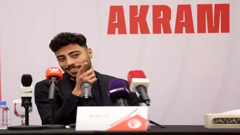 لقطة-غاضبة-لـ-أكرم-توفيق-بعد-استبداله-أمام-نادي-قطر.webp.webp