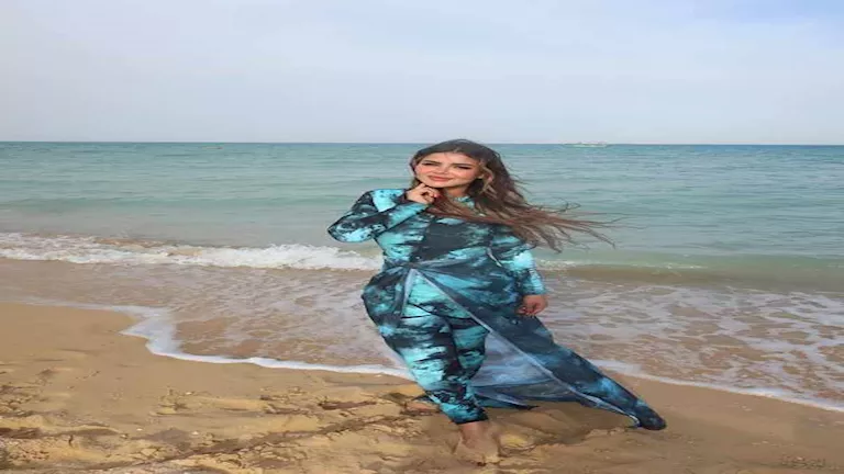 13-صورة-لزوجة-إمام-عاشور-بالمايوه-البوركيني-على-شاطيء-البحر.webp.webp