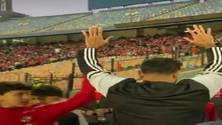 تحية-جمهور-الأهلي-للاعب-إنبي-محمود-كهربا.webp.webp