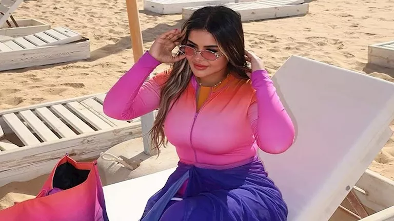 25-صور-لزوجة-إمام-عاشور-برفقته-في-المصيف.webp.webp
