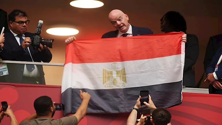 إنفانتينو-يرفع-علم-مصر-قبل-مباراة-كولومبيا-و-سويسرا-صور.webp.webp