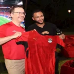 السفير-البريطاني-يظهر-بقميص-منتخب-مصر-صور.webp.webp