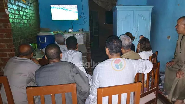 بأعلام-مصر-سائحتان-برازيليتان-تساندان-الفراعنة-من-قلب-الأقصر-صور.webp.webp