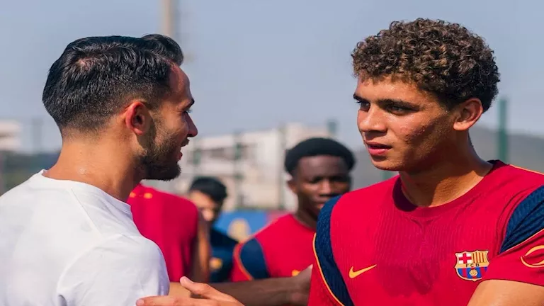 بالصور-حمزة-عبد-الكريم-يستقبل-بطل-العالم-في-مران-برشلونة.webp.webp
