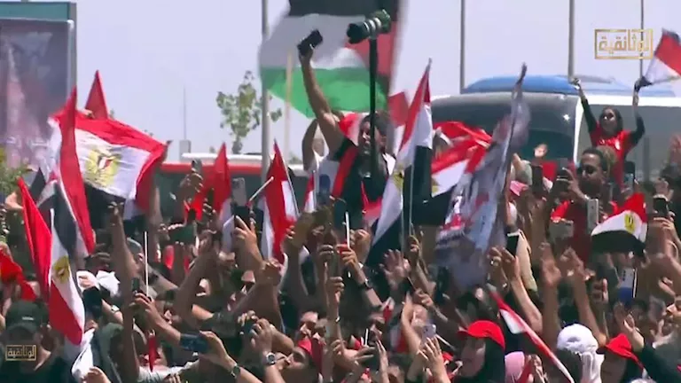 بالصور-مصطفى-زيكو-يرفع-علم-فلسطين-في-احتفالات-منتخب-مصر.webp.webp