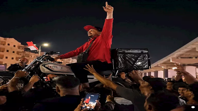بالفيديو-عامل-توصيل-يخطف-الأنظار-في-احتفالات-تأهل-منتخب-مصر.webp.webp