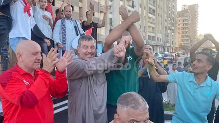 بلافتة-لا-للعنصرية-أسرة-محمود-صابر-تستقبل-نجم-منتخب-مصر.webp.webp