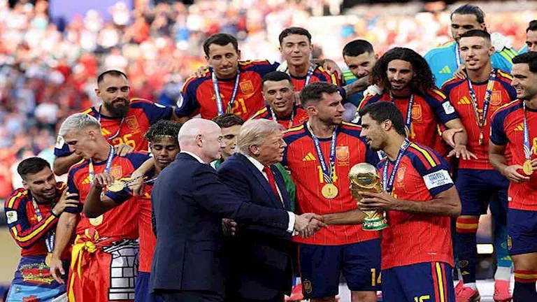 ترامب-يخطف-الأضواء-من-الإسبان-على-منصات-التتويج-بكأس-العالم.webp.webp