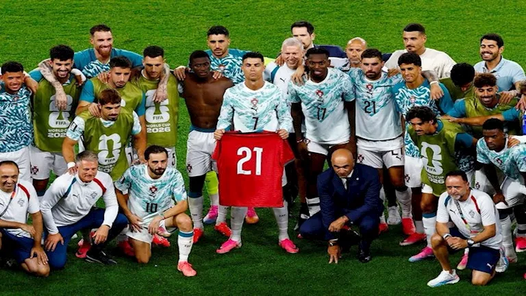 رونالدو-ولاعبو-البرتغال-يحتفلون-بقميص-ديوجو-جوتا-بعد-التأهل.webp.webp