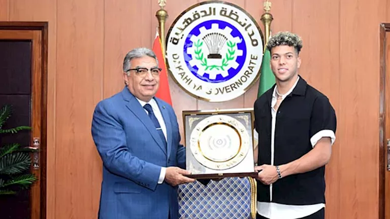 طارق-مرزوق-يكرم-إمام-عاشور-ويهديه-درع-محافظة-الدقهلية.webp.webp
