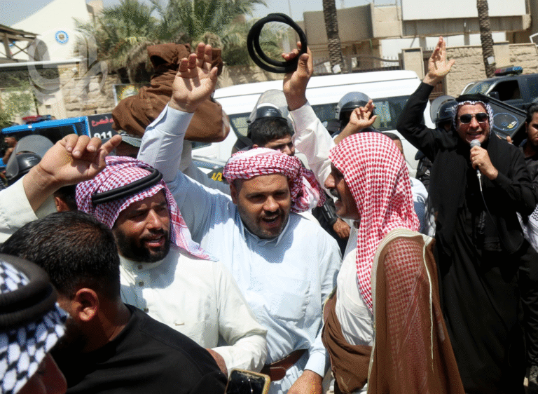 فلاحو-المحافظات-يلوحون-بـالفالة-والمكوار-في-بغداد-لانتزاع-تريليون-الحنطة.png