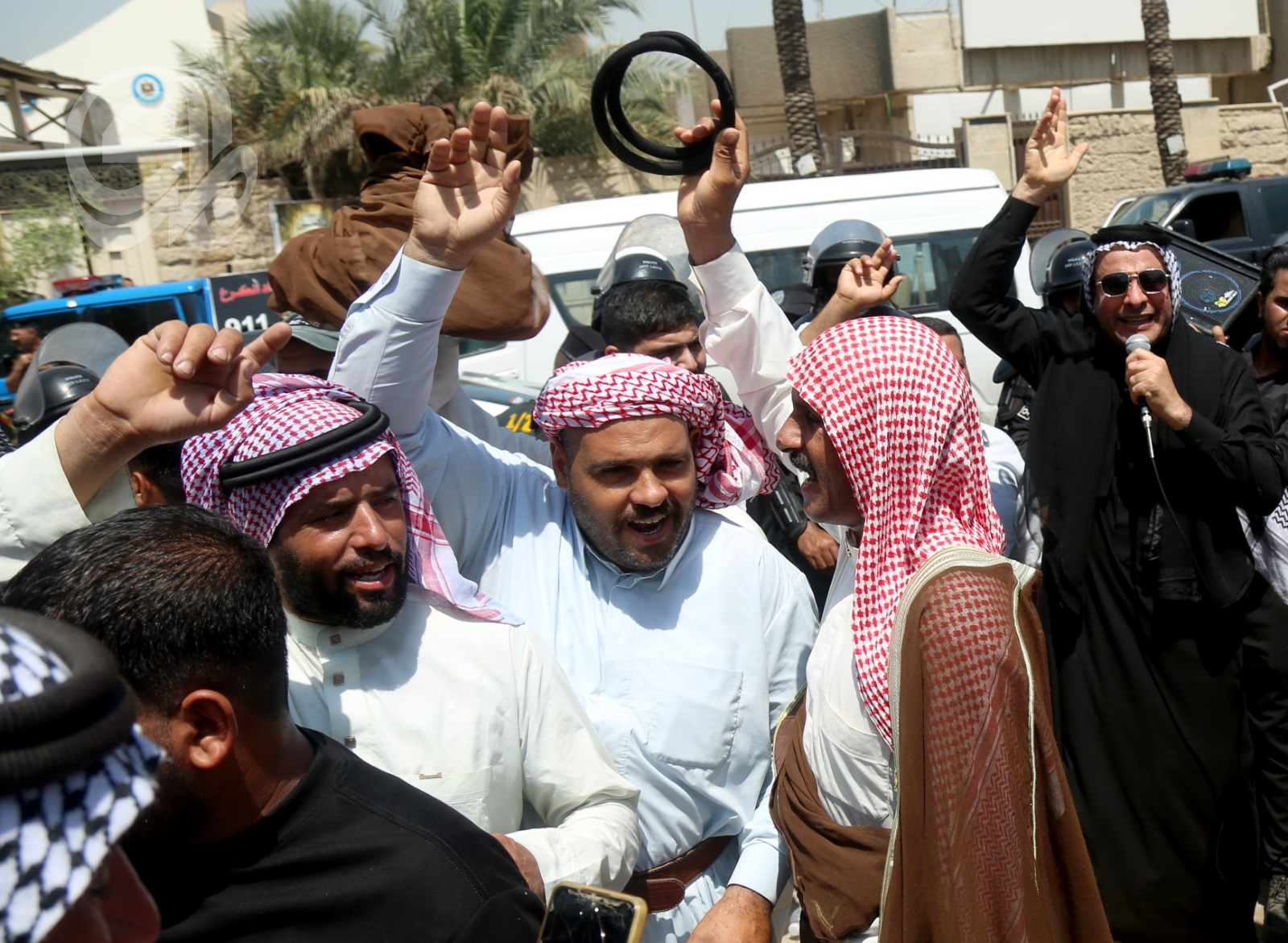 فلاحو-المحافظات-يلوحون-بـالفالة-والمكوار-في-بغداد-لانتزاع-تريليون-الحنطة.png