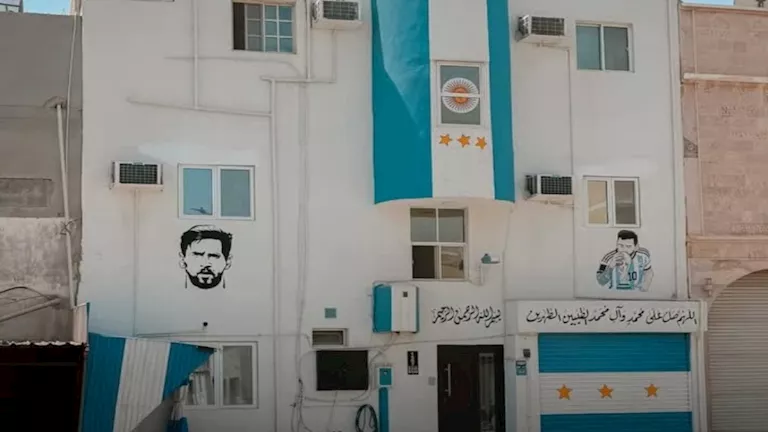 قبل-نهائي-المونديال-منزل-بحريني-يصبح-مزاراً-لعشاق-ميسي.webp.webp