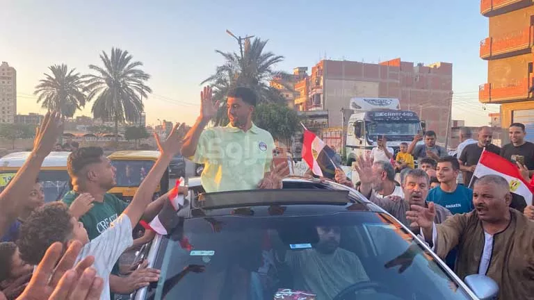 لحظة-استقبال-نجم-منتخب-مصر-محمود-صابر-بمسقط-رأسه-بكفر.webp.webp