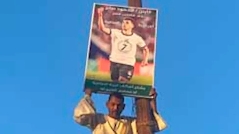 مشهد-استثنائي-مواطن-يتسلق-عمود-لاستقبال-اللاعب-محمود-صابر-بكفر.webp.webp