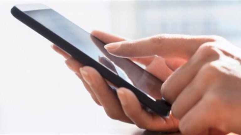 هل-يتنصت-هاتفك-على-ما-تقوله؟-الحقيقة-أكثر-إثارة-للقلق.jpg
