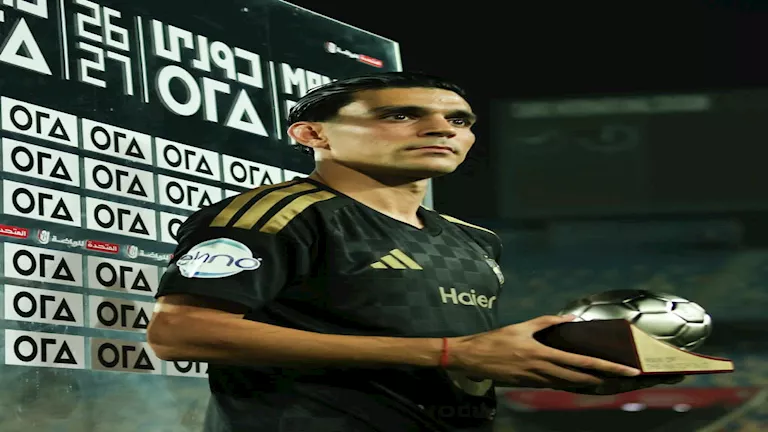 أشرف-بن-شرقي-يتوج-بجائزة-أفضل-لاعب-في-مباراة-الأهلي.webp.webp