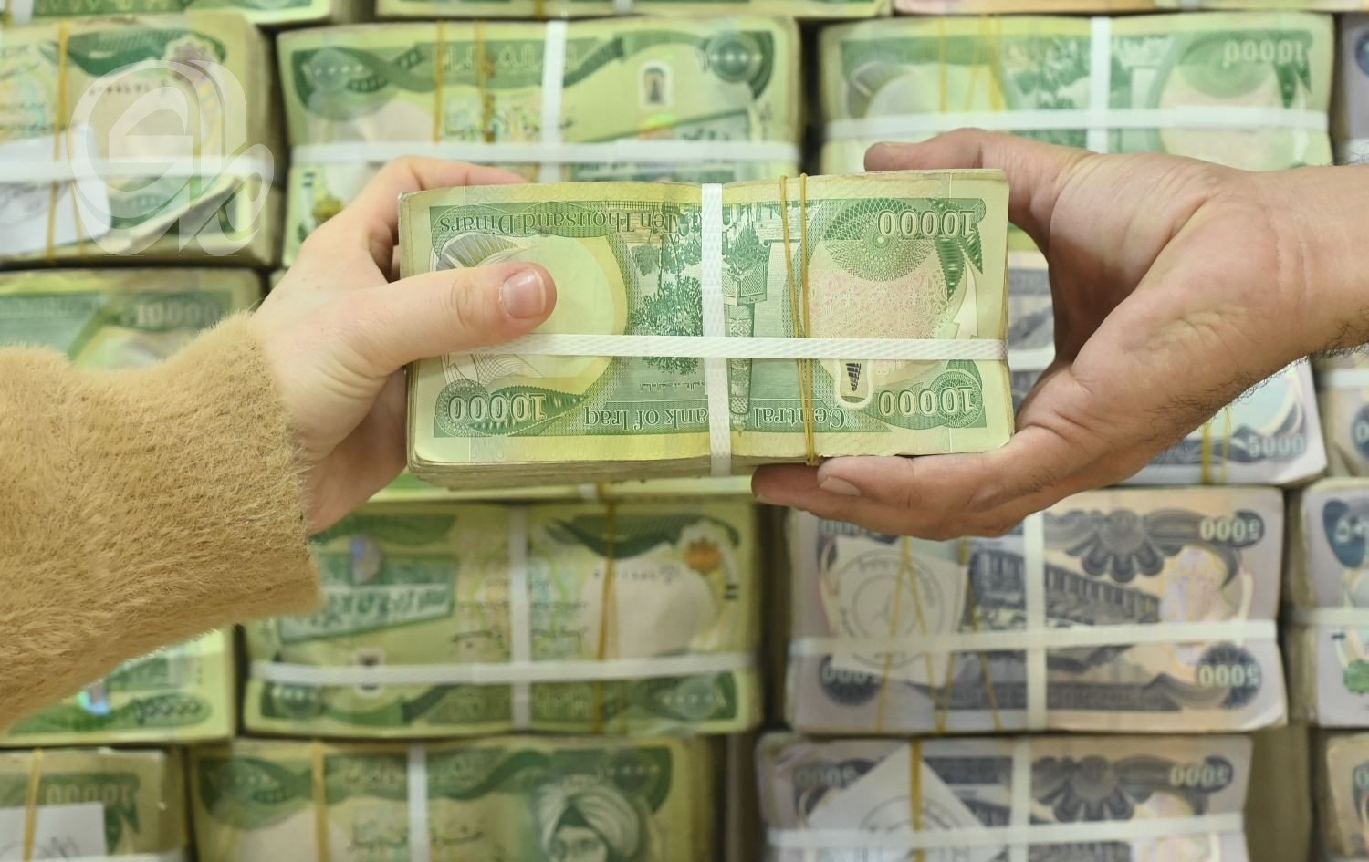 العجز-والاقتراض-يطوقان-المالية-العراقية-اقتراض-يتجاوز-3-تريليونات-دينار.jpg