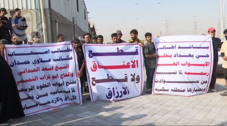 كسبة-العلوة-المركزية-في-حمدان-يتظاهرون-احتجاجاً-على-إغلاق-منافذها.jpg