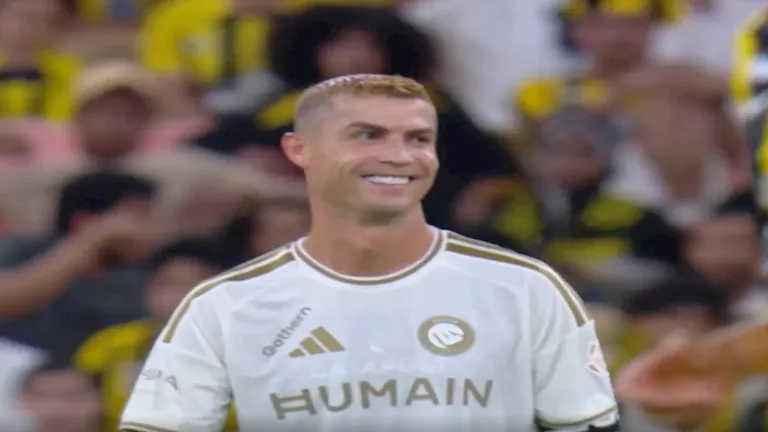 لقطة-طريفة-بين-رونالدو-ولاعب-اتحاد-جدة.webp.webp
