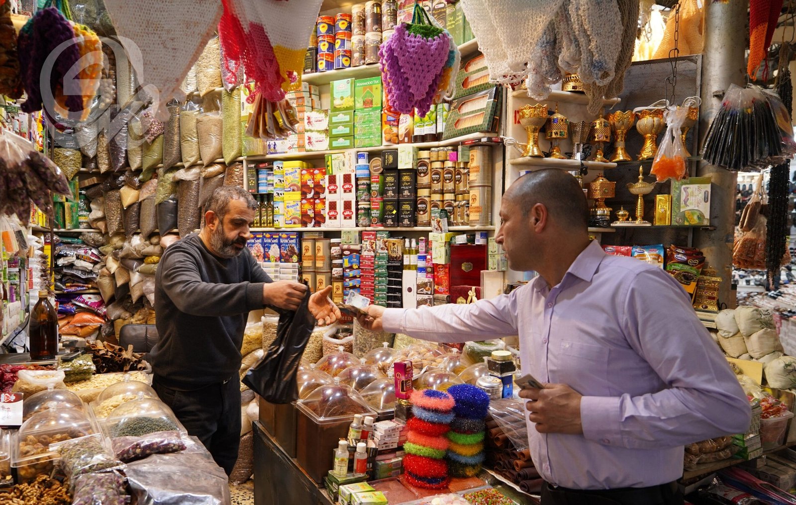 الدولار-يلتهم-الرواتب-مليون-دينار-يخسر-100-دولار-من-قيمته.jpg